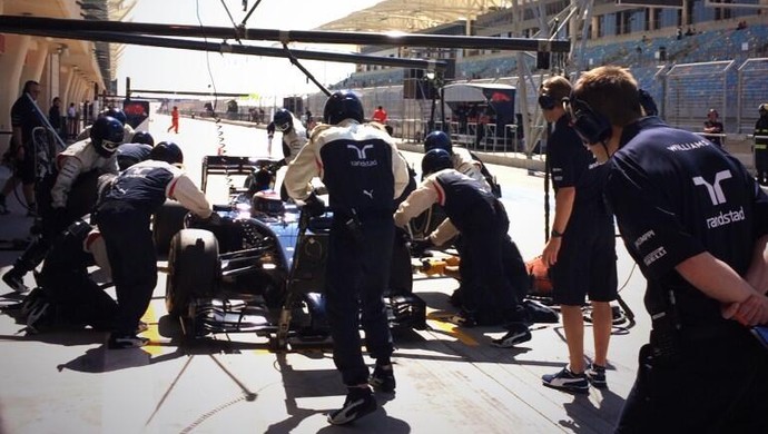 Williams treina pit stops com Valtteri Bottas (Foto: Reprodução)
