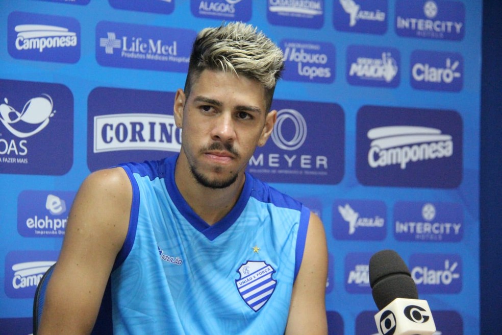 Victor Paraíba elogiou a metodologia de trabalho de Barbieri — Foto: Denison Roma/GloboEsporte.com