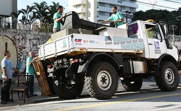 Caminhões como este circularam pela região norte em busca de móveis abandonados nas ruas (Foto: Divulgação)