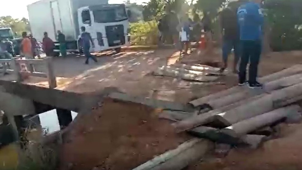 Buracos na ponte sobre o Rio Curuçá, no início da semana — Foto: Reprodução