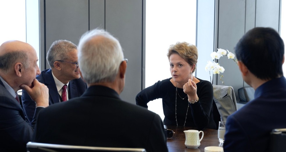 A ex-presidente Dilma Rousseff durante reunião inaugural como presidente do Novo Banco de Desenvolvimento, o banco dos Brics, em Xangai, na China, em 28 de março de 2023.  — Foto: Divulgação/ NDB
