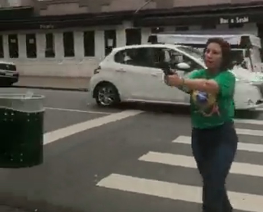 A deputada federal Carla Zambelli (PL-SP) apontou arma para transeuntes no Jardins, bairro nobre de São Paulo
