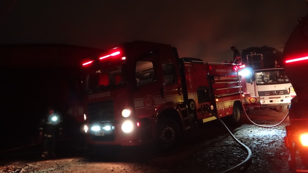 Segundo os bombeiros, equipe demorou oito horas para controlar as chamas em Bocaina — Foto: Antônio Carlos Bispo do Carmo/Bocaina Informa