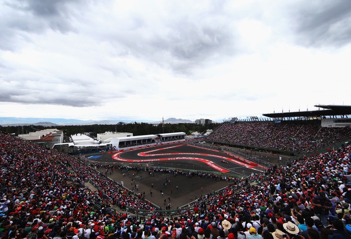Público lota as arquibancadas no retorno do GP do México à Fórmula 1 após 23 anos (Foto: Getty Images)
