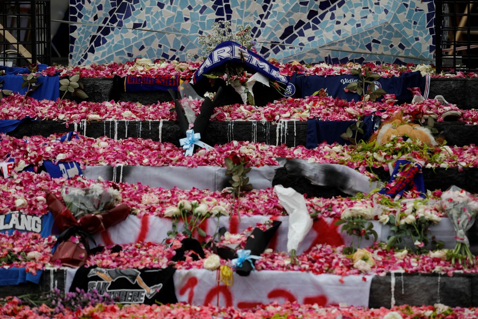 Pétalas são colocadas em um monumento às vítimas da tragédia no estádio Kanjuruhan, na Indonésia — Foto: REUTERS/Willy Kurniawan