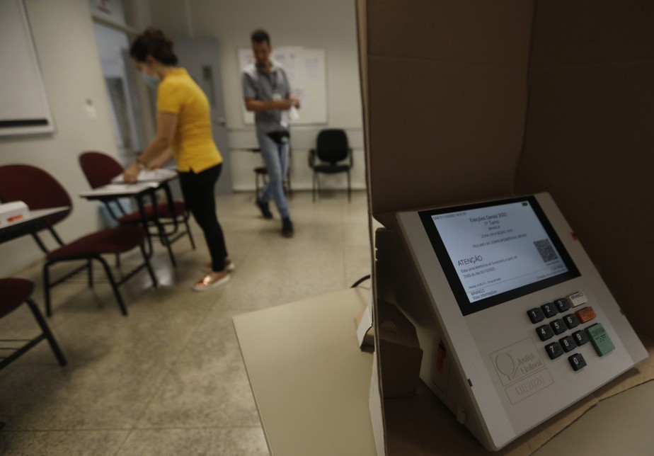 Mesários preparam uma sala de votação para o primeiro turno em Brasília