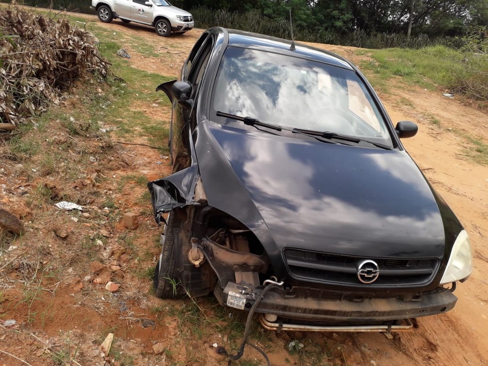 Carro atingiu moto na Estrada da Amizade — Foto: Junior Paschoalotto/TV Fronteira