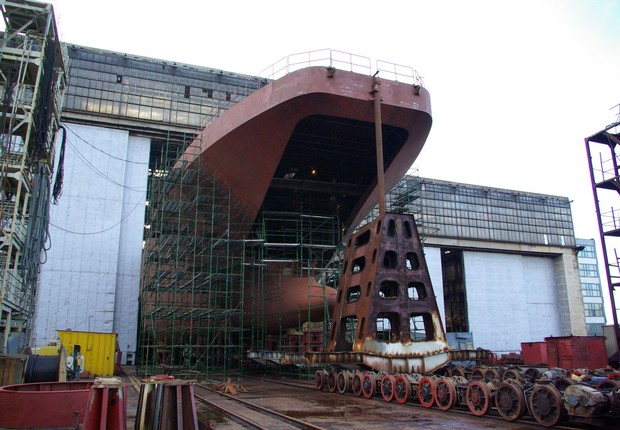 Construção de navio em estaleiro de Kaliningrado, na Rússia (Foto: Divulgação)