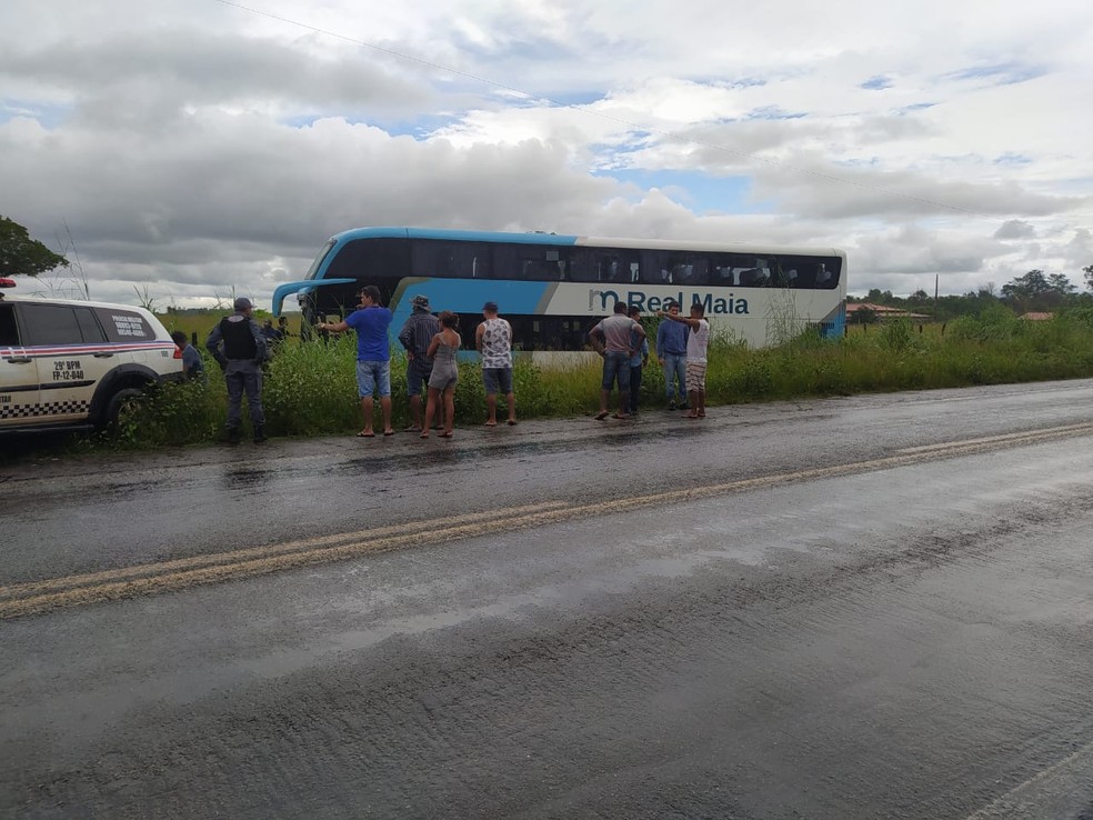 Ônibus bateu de frente com veículo e uma pessoa morreu na BR-316, no Maranhão — Foto: Neto Weba