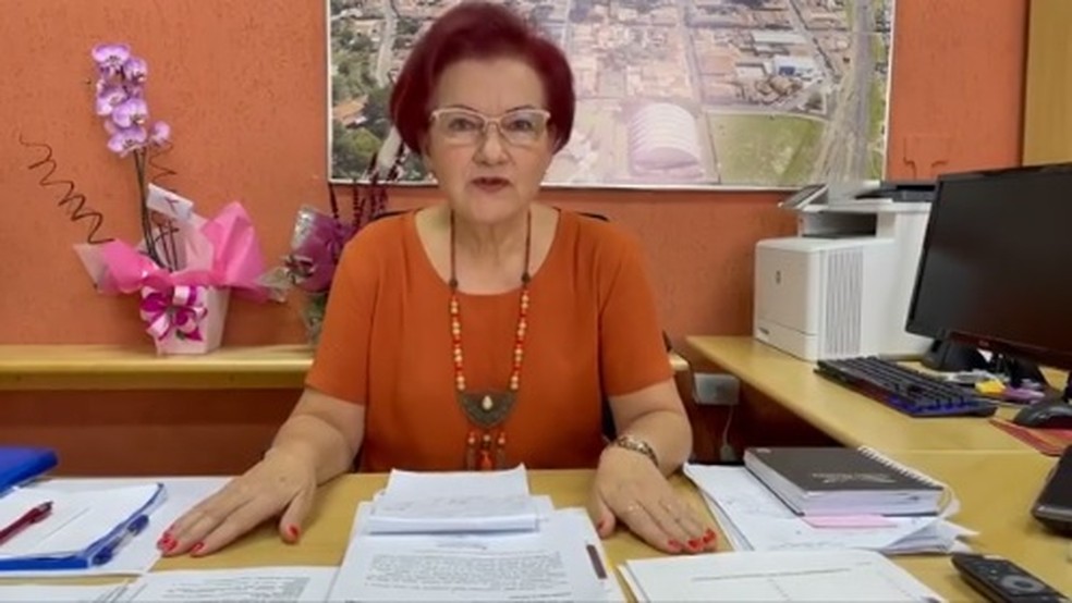 Dona Graça (PSDB) fez vídeo falando sobre a troca das vacinas em Itirapina — Foto: Reprodução/Facebook