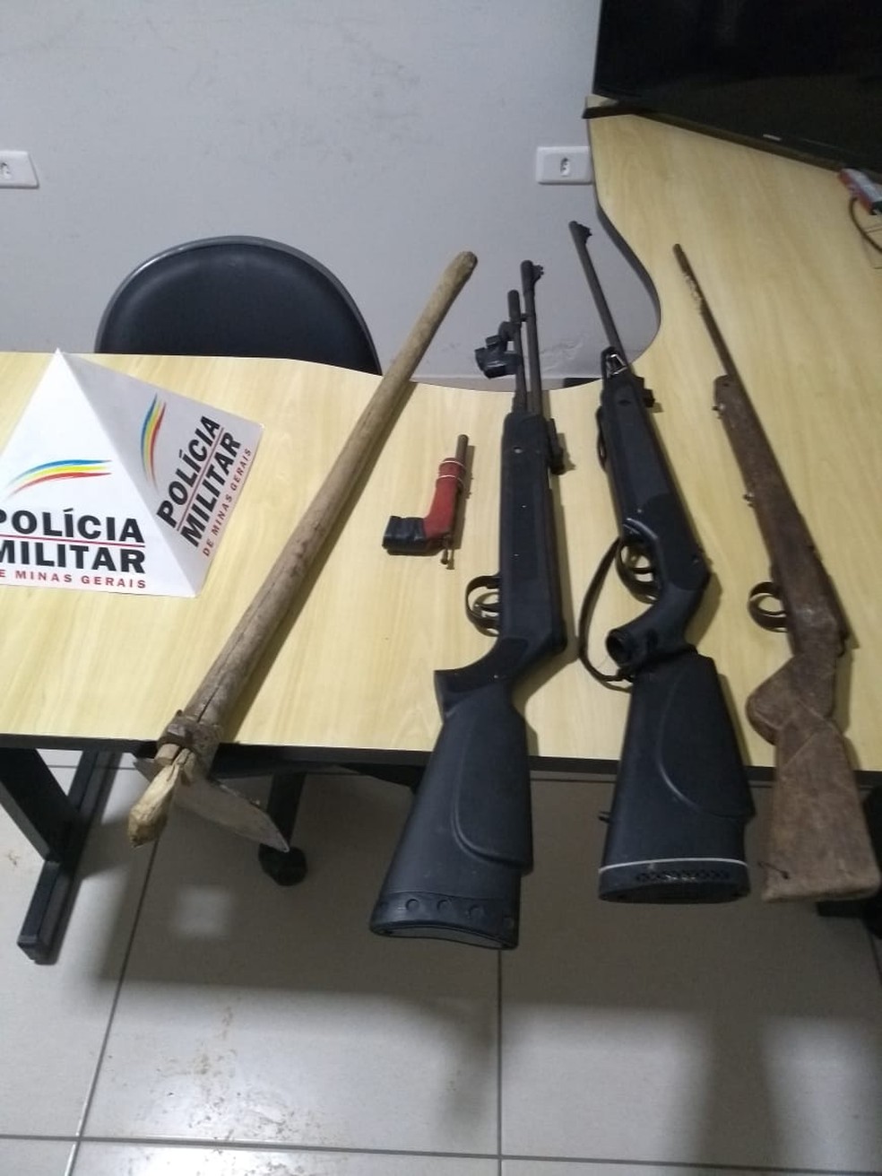 Armas apreendidas durante a ocorrência — Foto: Polícia Militar / Divulgação