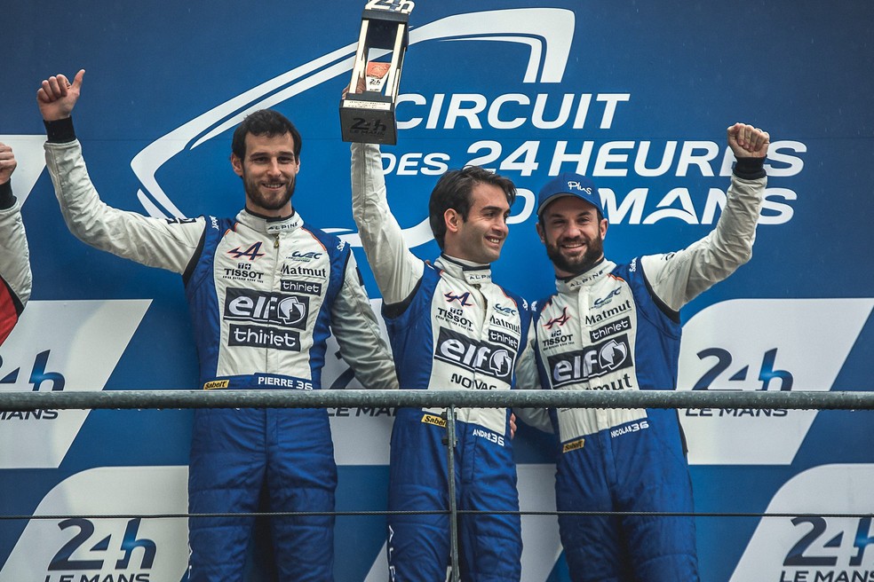 Negr&Atilde;&pound;o (ao centro) recebe o trof&Atilde;&copy;u das 24h de Le Mans &acirc;?? Foto: Reprodu&Atilde;&sect;&Atilde;&pound;o/Facebook