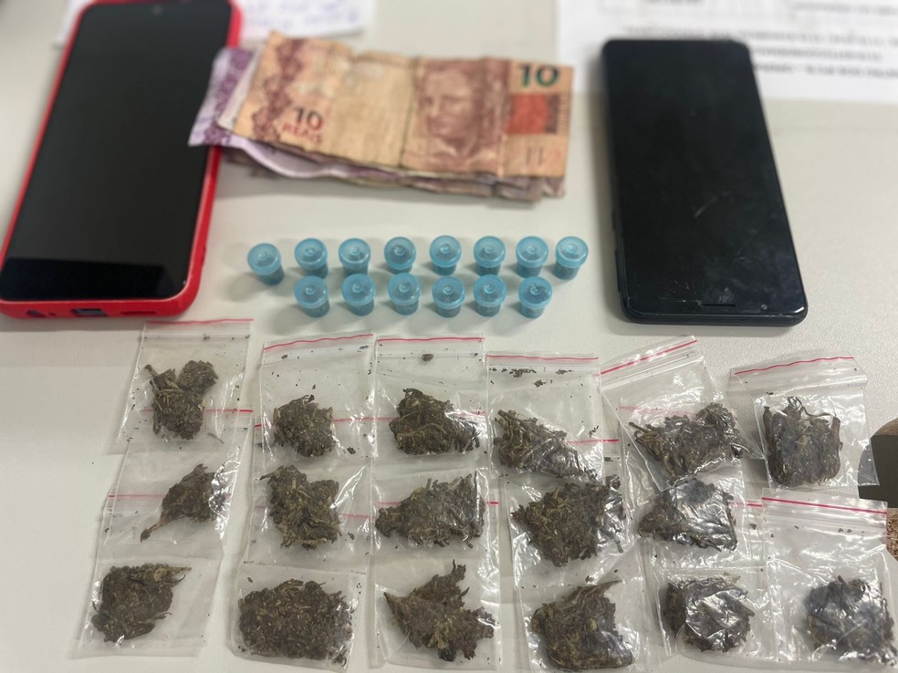 Drogas foram encontradas no bairro Tancredo Neves — Foto:  Tony Silva / Ascom-PC