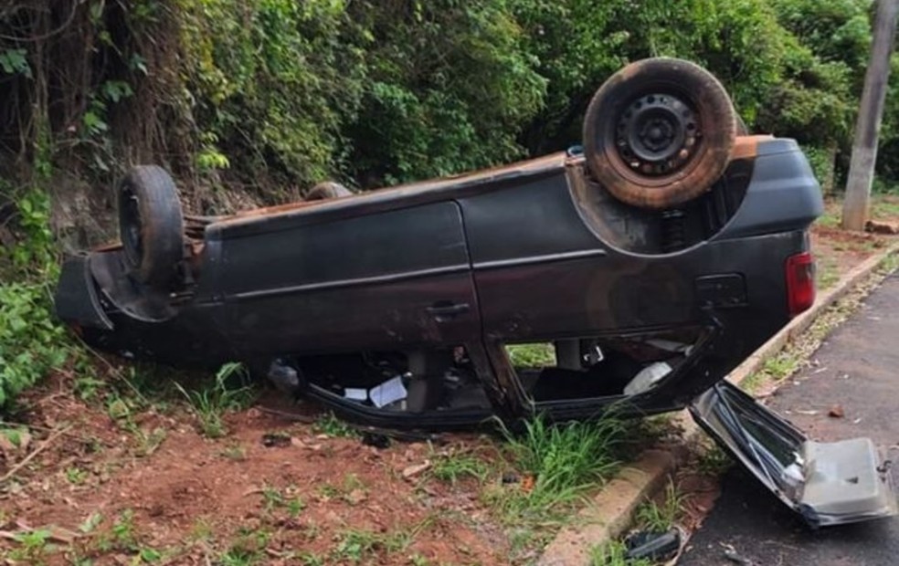 Carro é encontrado capotado e abandonado em avenida de Piraju  — Foto: Diego dos Reis/ Expresso Piraju 