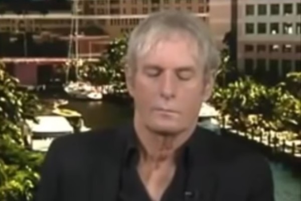 O músico Michael Bolton dormindo durante uma entrevista ao programa de TV australiano (Foto: Reprodução)