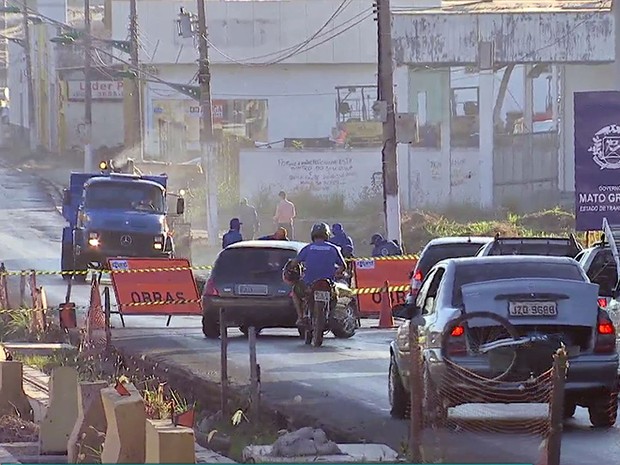 Obras bloqueiam Avenida da FEB e alteram trânsito em Várzea Grande (MT) (Foto: Reprodução/TVCA)