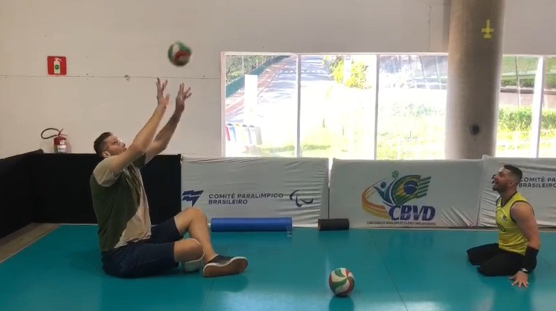 Homem mais alto do Brasil estreia no vôlei sentado por ouro em Paris