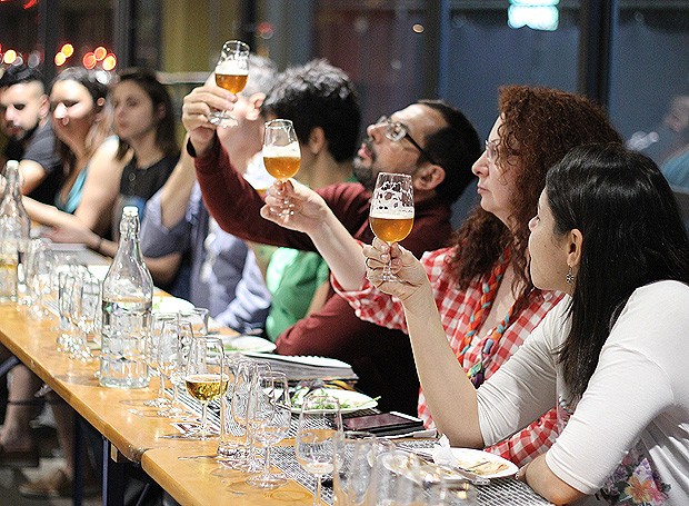 Os assinantes avaliam a cor, a textura e o aroma das cervejas (Foto: Cristiane Senna/Editora Globo)