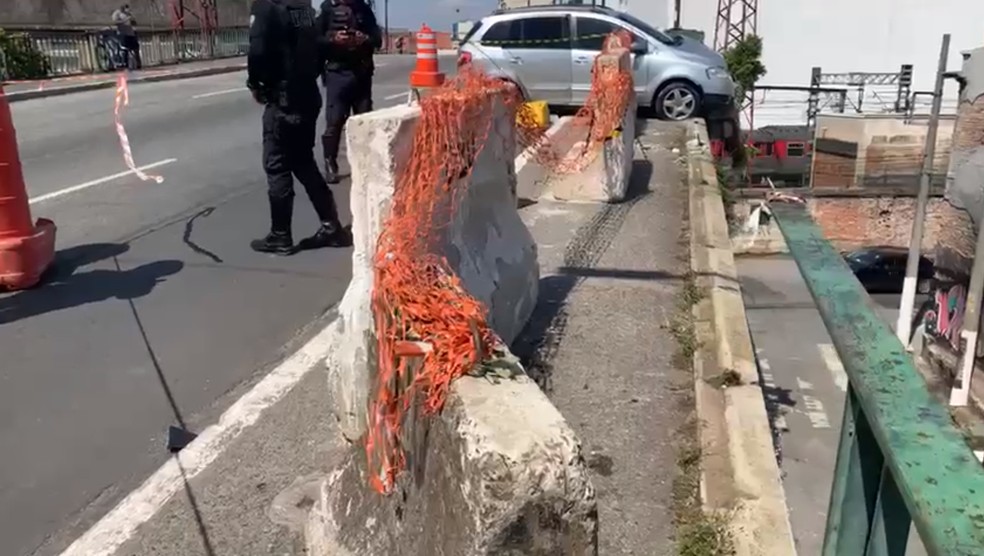 Veículo colidiu contra mureta em viaduto na região central de São Paulo nesta sexta-feira (5) — Foto: Rafael Horácio Cardoso