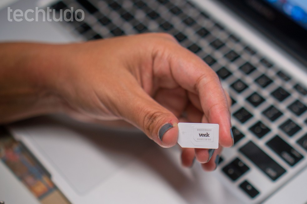 SIM card da Veek — Foto: Laura Storino/TechTudo