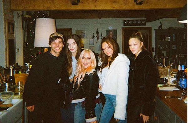 O músico Louis Tomlinson em foto de família com as irmãs Phoebe, Daisy, Félicité e Charlotte (Foto: Instagram)