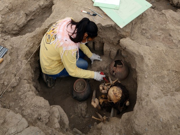 Arqueóloga peruana trabalha na recuperação de restos humanos descobertos na Huaca Pucllana, no centro de Lima, na quinta (26) (Foto: AFP Photo/Cris Bouroncle)