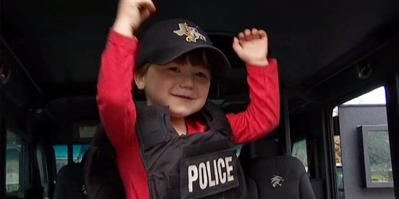 Elliott ganhou um colete da polícia (Foto: Reprodução/Today Parents)