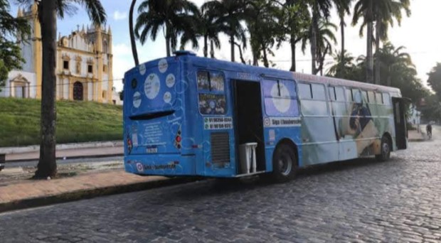 Ônibus de projeto social oferece banho e refeição a moradores de rua, em Recife (Foto: Reprodução / Instagram )