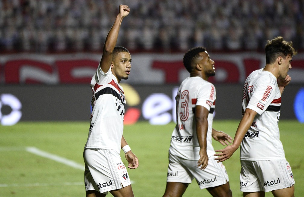 Brenner comemora gol do São Paulo — Foto: Marcos Ribolli