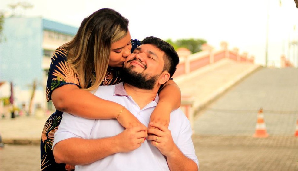 Com menos de um ano de namoro, Alessandra e Felipe trocaram as alianças em cerimônia on-line. — Foto: Arquivo Pessoal
