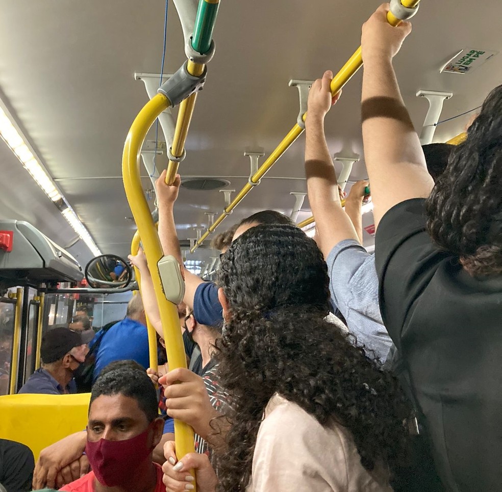 Ônibus da linha 518 (Bancários/Epitácio) lotado por volta das 18h. Capacidade máxima de pessoas em pé no transporte coletivo de João Pessoa é de 12 pessoas. — Foto: Lara Brito/g1 PB/Arquivo Pessoal