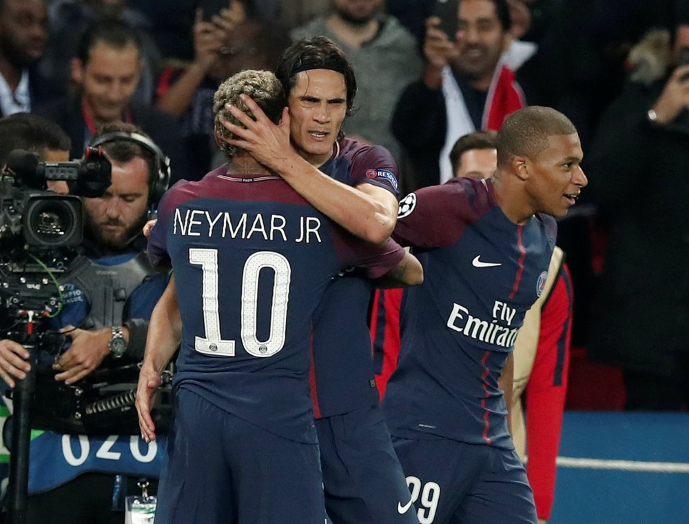 Neymar, Cavani e Mbappé comemoram um dos gols do PSG (Foto: Reuters)