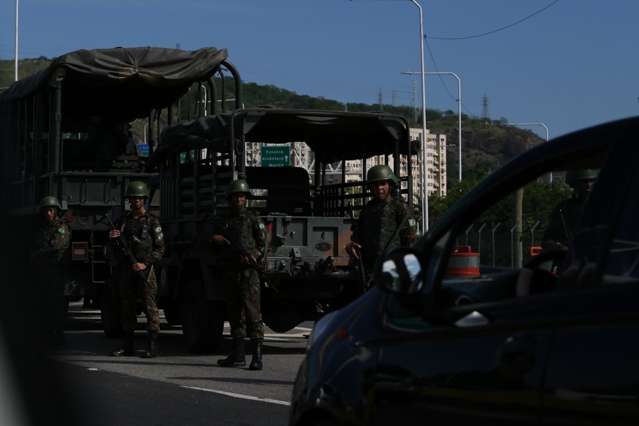 Exército patrulha a Ponte Rio-Niterói no dia da eleição