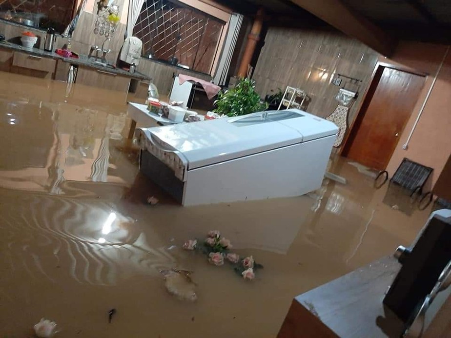 Casa é atingida por enchente e chuva causa prejuízos a moradores em Campo  Belo, MG | Sul de Minas | G1