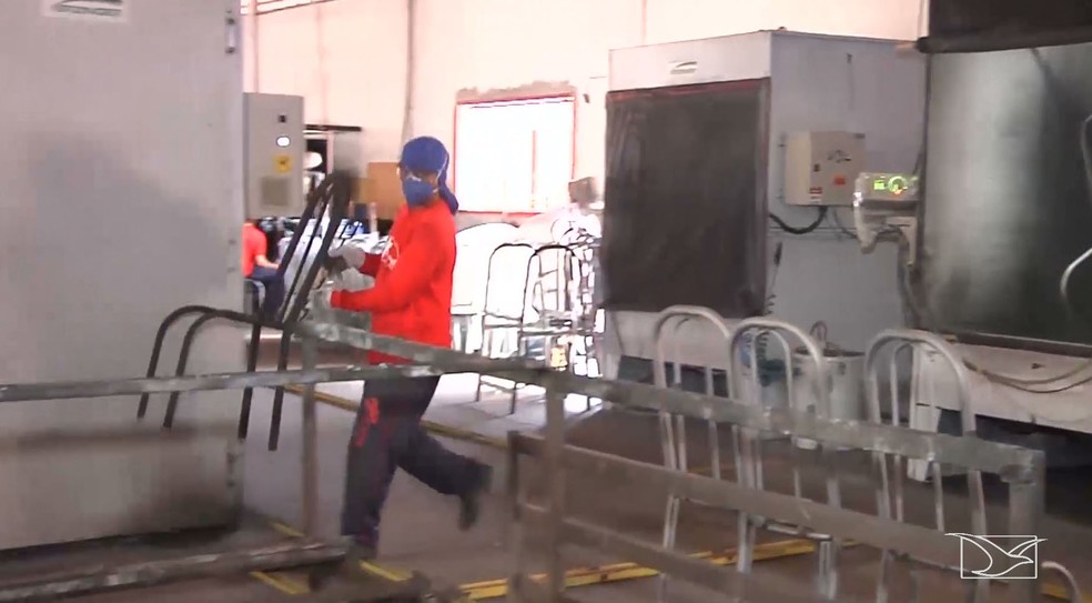 Indústria de transformação, que inclui os alimentícios, bebidas, roupas, papel e moveis, teve saldo de 172 vagas de empregos formais — Foto: Reprodução/TV Mirante