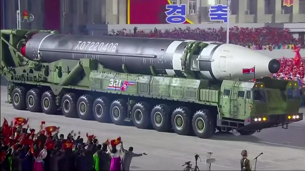 Imagens do m&iacute;ssil bal&iacute;stico Hwasong-17 foram divulgadas em outubro de 2021 pela Coreia do Norte &mdash; Foto: Reprodu&ccedil;&atilde;o via Reuters