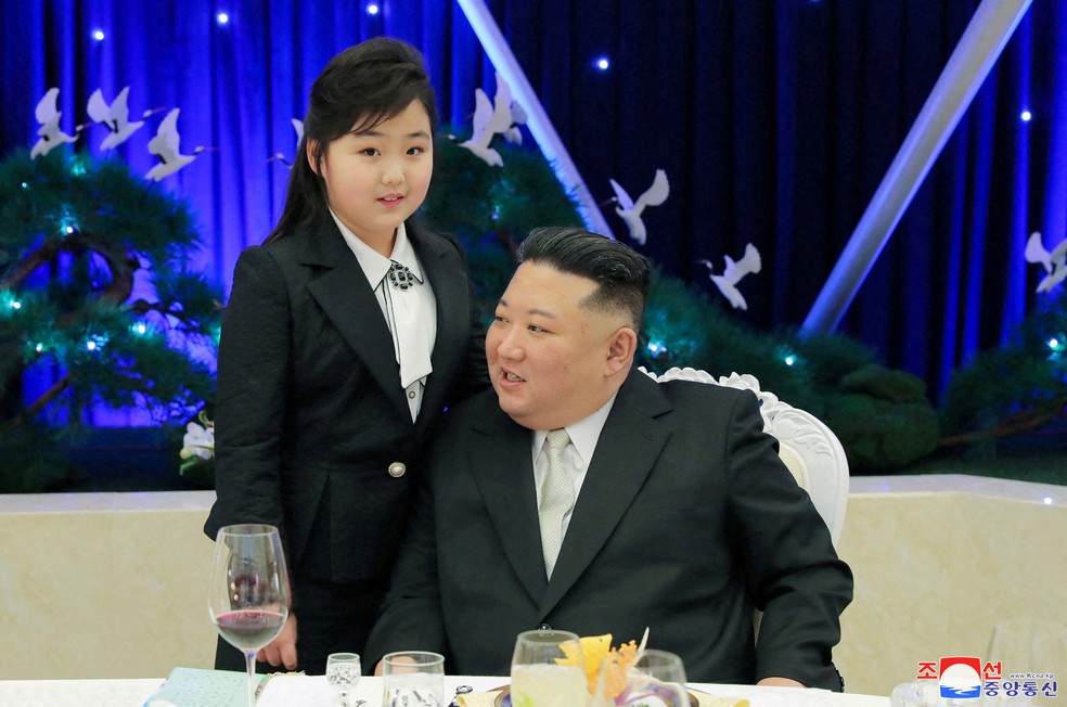 O ditador norte-coreano Kim Jong-Un e sua filha Kim Ju-Ae participam de um banquete militar em Pyongyang, na Coreia do Norte, em 7 de fevereiro de 2023 — Foto: KCNA via Reuters