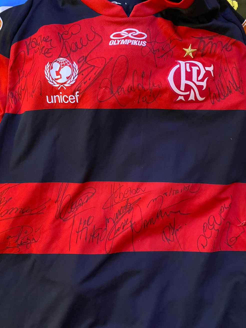 Camisa do Flamengo autografada de presente para Jorginho — Foto: Arquivo pessoal