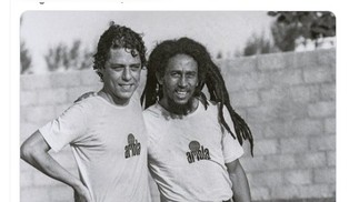 Chico Buarque e Bob Marley em campo da Zona Oeste do Rio de Janeiro. Evandro Mesquita estava presente na partida — Foto: Luiz Pinto/ Agência O Globo