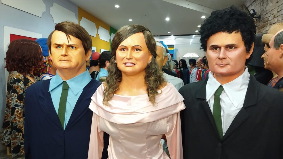 Figuras políticas integram o desfile dos bonecos gigantes junto a personalidades e personagens da cultura — Foto: Wanessa Andrade/Globo News