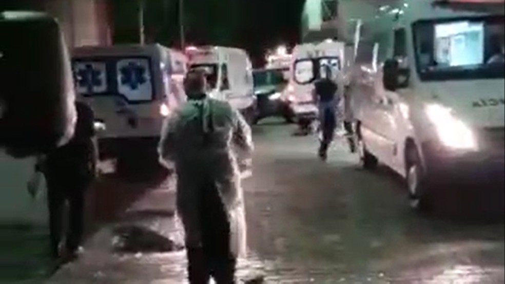 Fila de ambulâncias para transferir pacientes com Covid-19 da UPA Ermelino Matarazzo, na Zona Leste de São Paulo, na madrugada deste sábado (20) — Foto: Reprodução/TV Globo