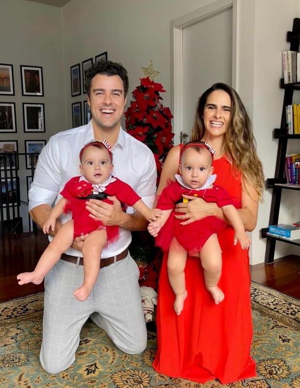 Joaquim Lopes e Marcella Fogaça  com as filhas (Foto: Instagram)