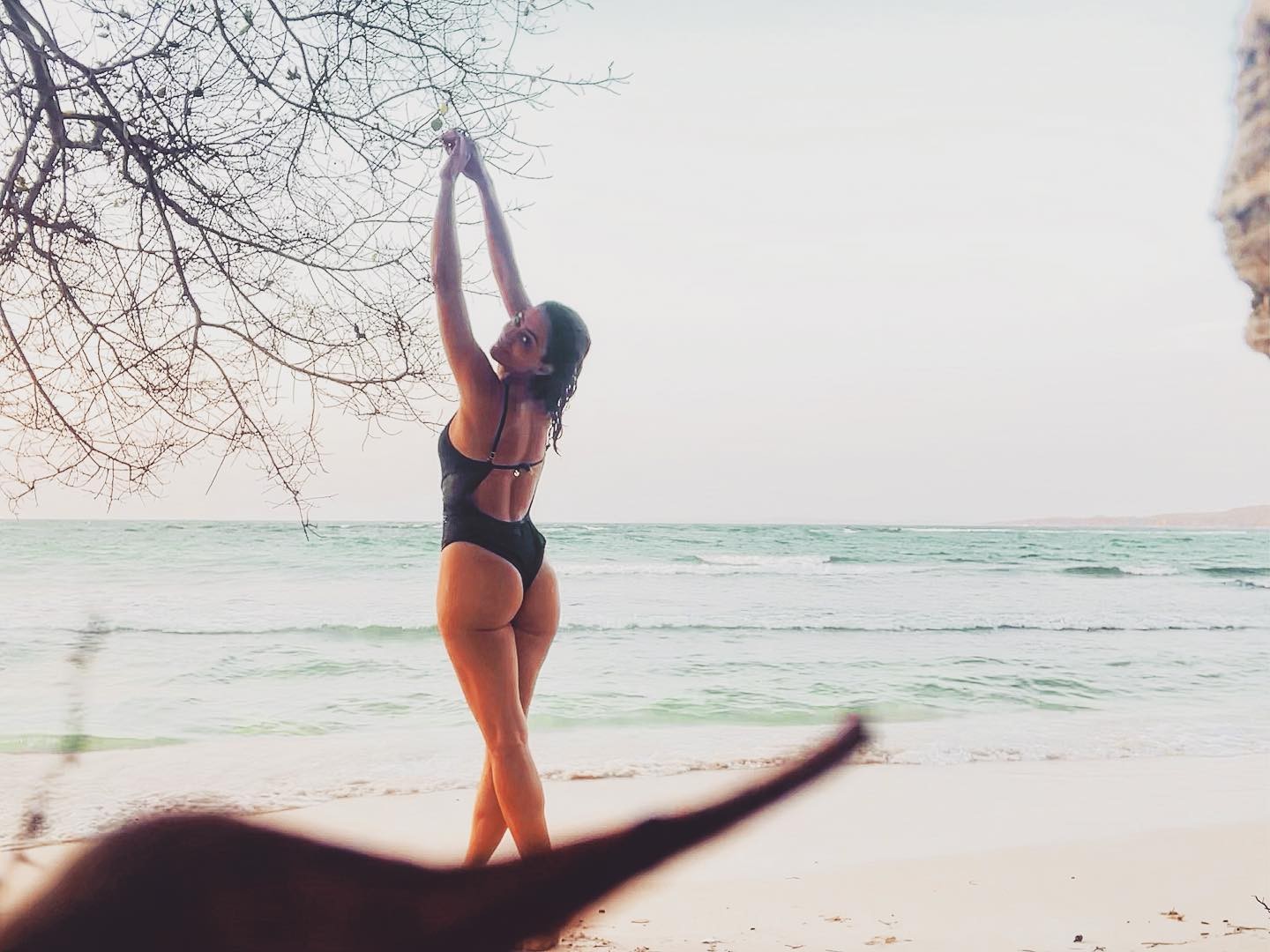 Na praia, Carol Castro dança e brinca: 'Tropeçando nas pedras do paraíso' (Foto: Reprodução / Instagram)