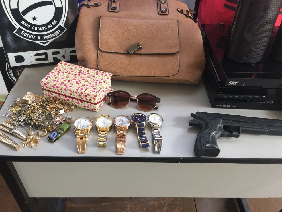Pertences de vítima que foi rendida por suspeitos, segundo a polícia (Foto: Graziela Rezende/G1 MS)