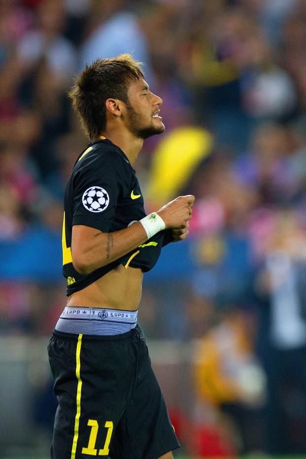 Neymar levanta estrategicamente a camisa também no dia 9 de abril (Foto: Getty Images)