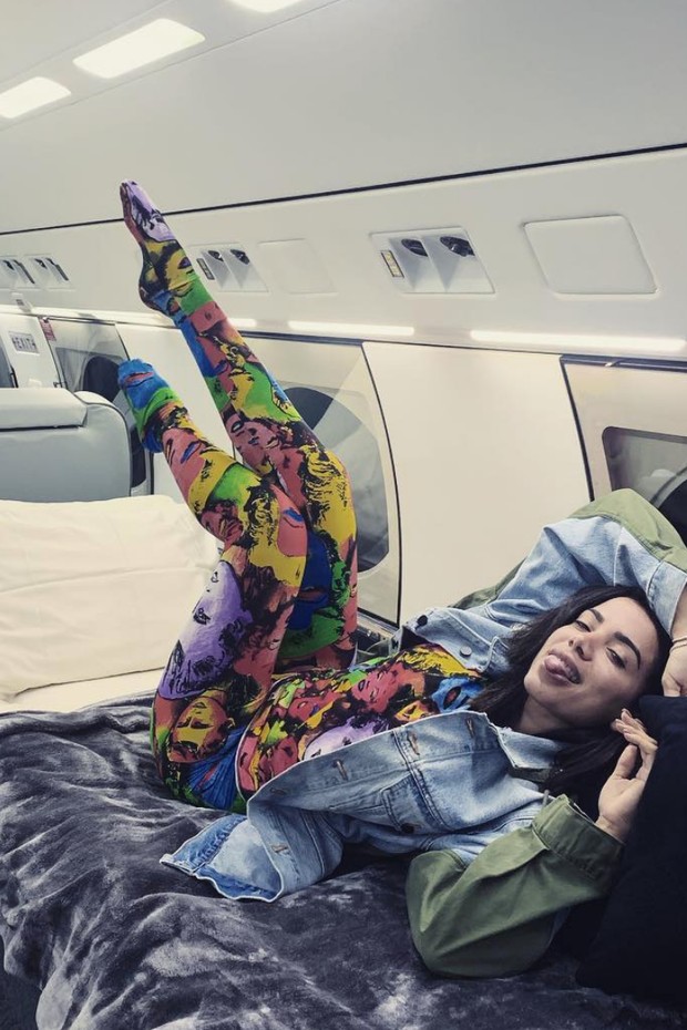 Anitta aparece em avião (Foto: Reprodução/Instagram)
