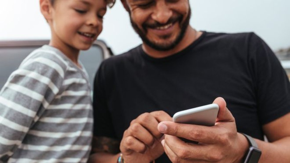 Já há no mercado algumas opções de controle parental no uso do celular — Foto: Getty Images/Reprodução