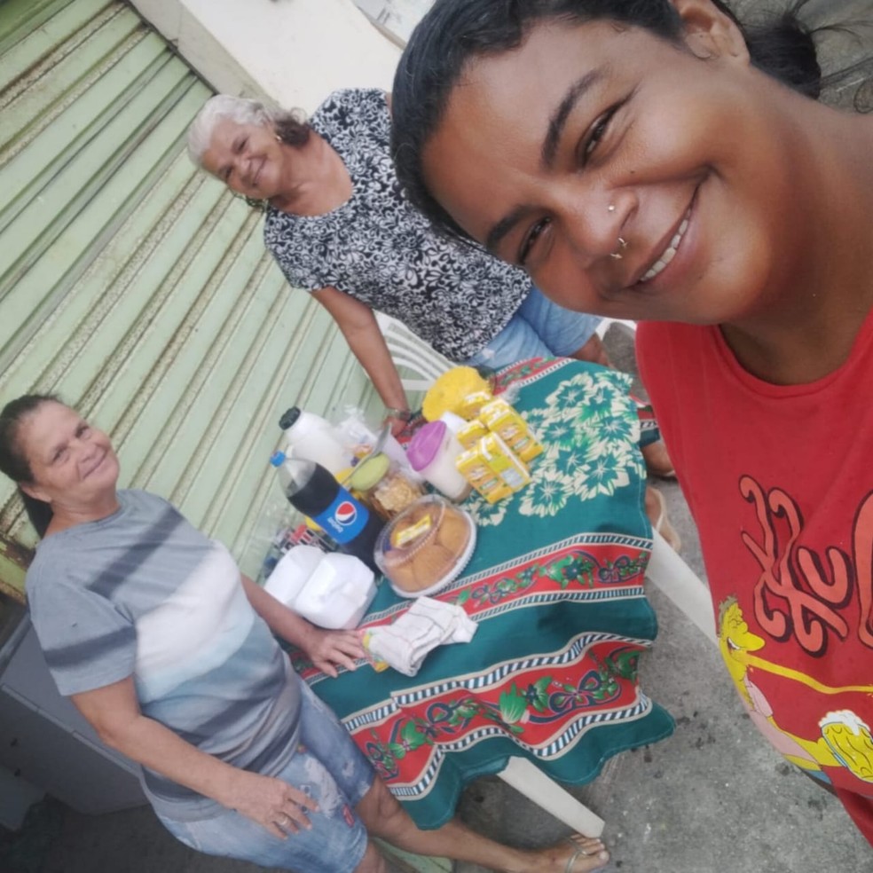 Maria Cícera, Claudinete de Lima e Agna Roberta promoveram café da manhã para garis no bairro do Trapiche, em Maceió — Foto: Arquivo pessoal