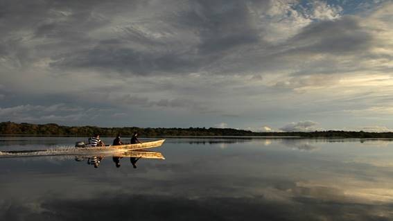 Barco cruza rio na Amazônia (Foto: National Geographic / Reprodução)