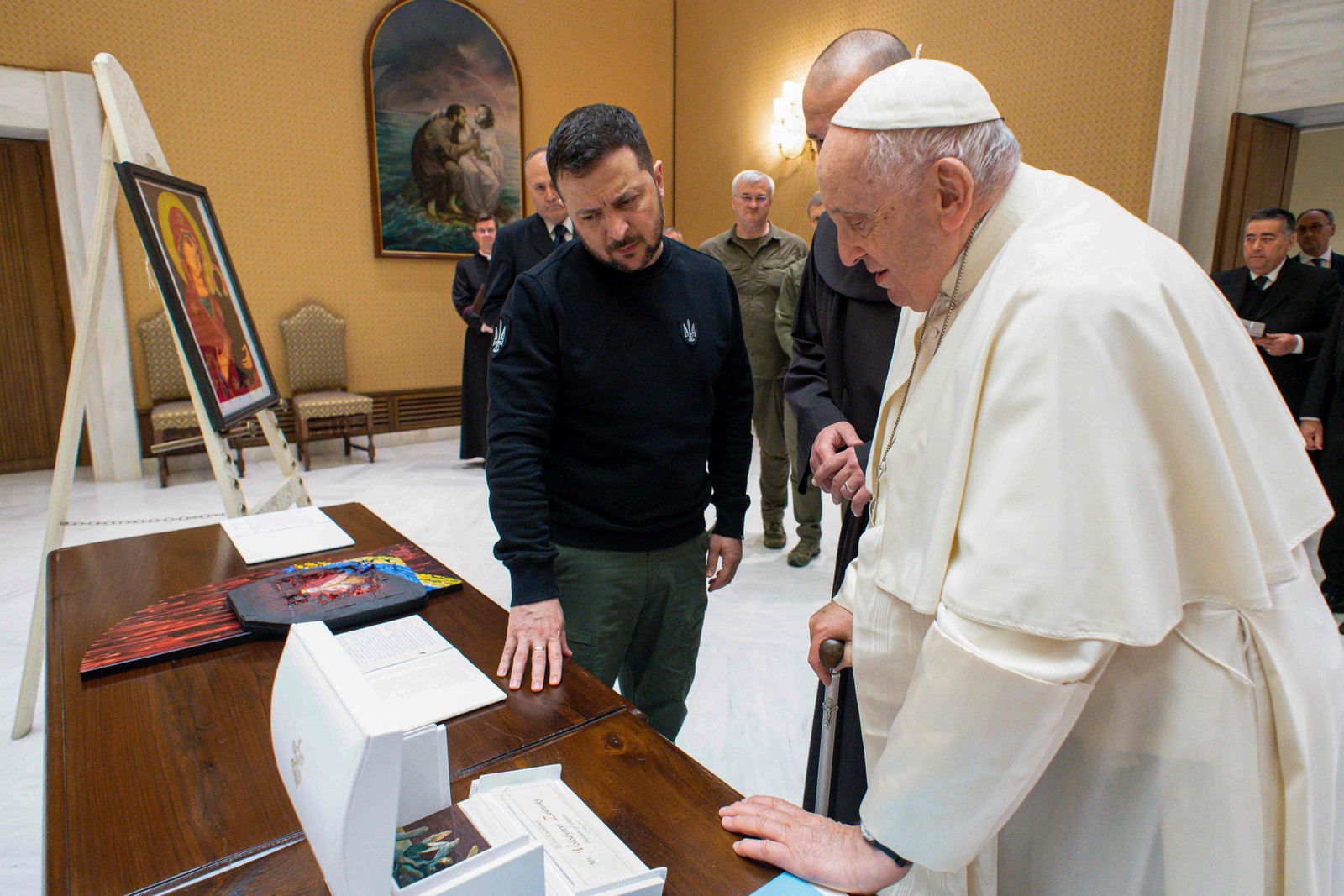 Papa Francisco e o presidente ucraniano Volodymyr Zelensky trocam presentes após uma audiência privada no Vaticano. — Foto: Handout / VATICAN MEDIA / AFP